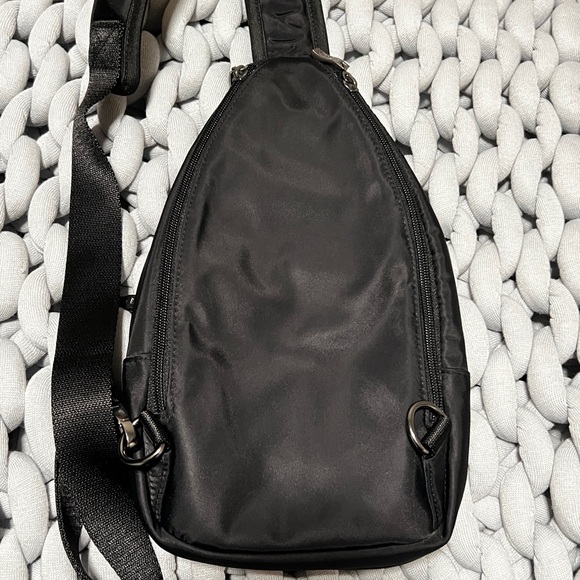 Baggallini NWOT Black Sling Bag - Picture 2 of 4